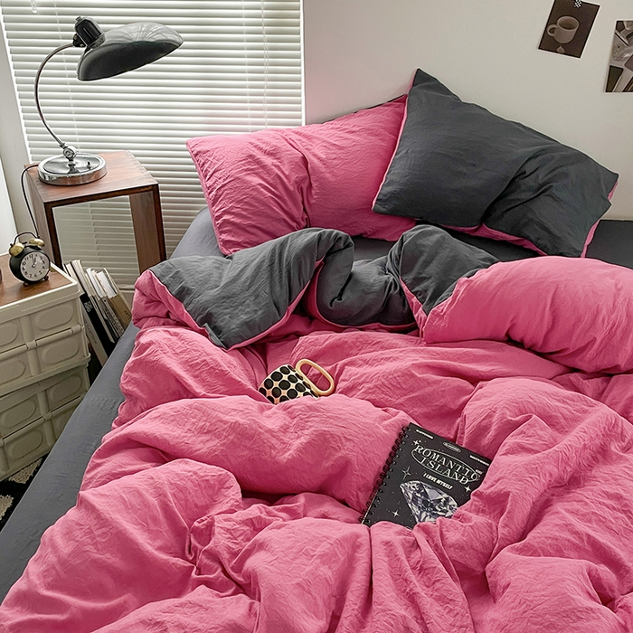 91家纺网 家纺一手货源 找家纺 优尚佳生活馆 2025新款ins风超柔褶皱亲肤磨毛水洗棉四件套双拼系列（风格二） 玫红深灰