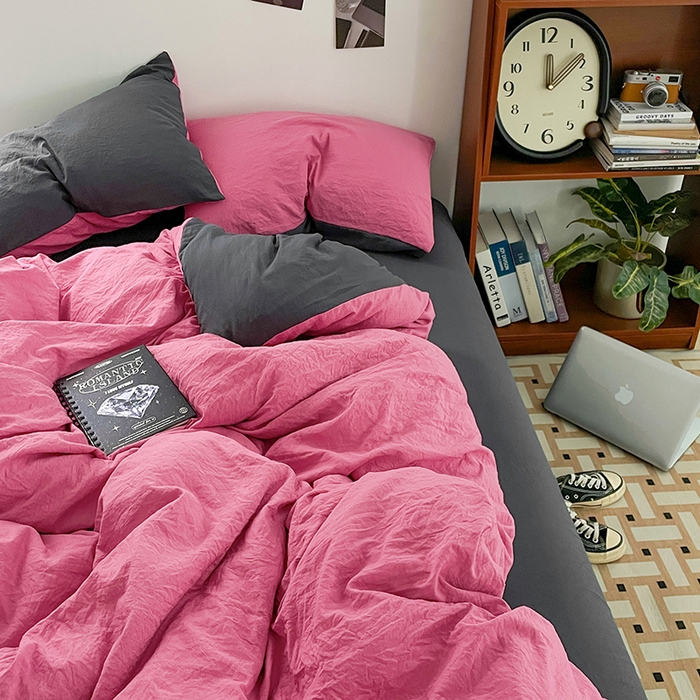 91家纺网 家纺一手货源 找家纺 优尚佳生活馆 2025新款ins风超柔褶皱亲肤磨毛水洗棉四件套双拼系列（风格二） 玫红深灰