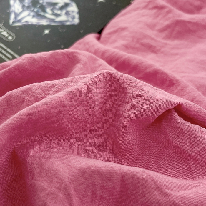 91家纺网 家纺一手货源 找家纺 优尚佳生活馆 2025新款ins风超柔褶皱亲肤磨毛水洗棉四件套双拼系列（风格二） 玫红深灰