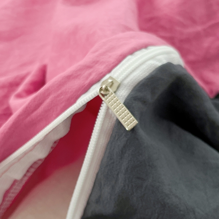 91家纺网 家纺一手货源 找家纺 优尚佳生活馆 2025新款ins风超柔褶皱亲肤磨毛水洗棉四件套双拼系列（风格二） 玫红深灰