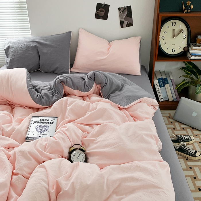 91家纺网 家纺一手货源 找家纺 优尚佳生活馆 2025新款ins风超柔褶皱亲肤磨毛水洗棉四件套双拼系列（风格二） 浅粉灰