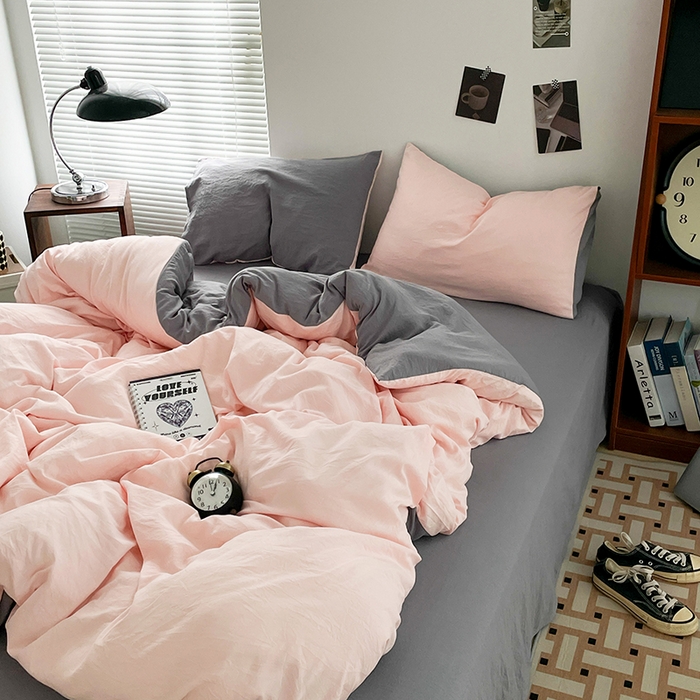 91家纺网 家纺一手货源 找家纺 优尚佳生活馆 2025新款ins风超柔褶皱亲肤磨毛水洗棉四件套双拼系列（风格二） 浅粉灰