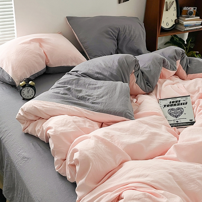 91家纺网 家纺一手货源 找家纺 优尚佳生活馆 2025新款ins风超柔褶皱亲肤磨毛水洗棉四件套双拼系列（风格二） 浅粉灰