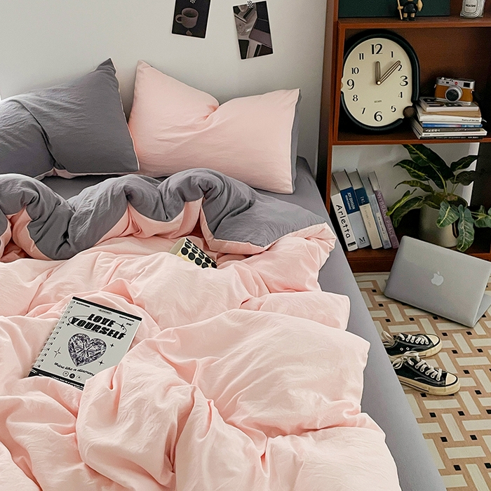 91家纺网 家纺一手货源 找家纺 优尚佳生活馆 2025新款ins风超柔褶皱亲肤磨毛水洗棉四件套双拼系列（风格二） 浅粉灰