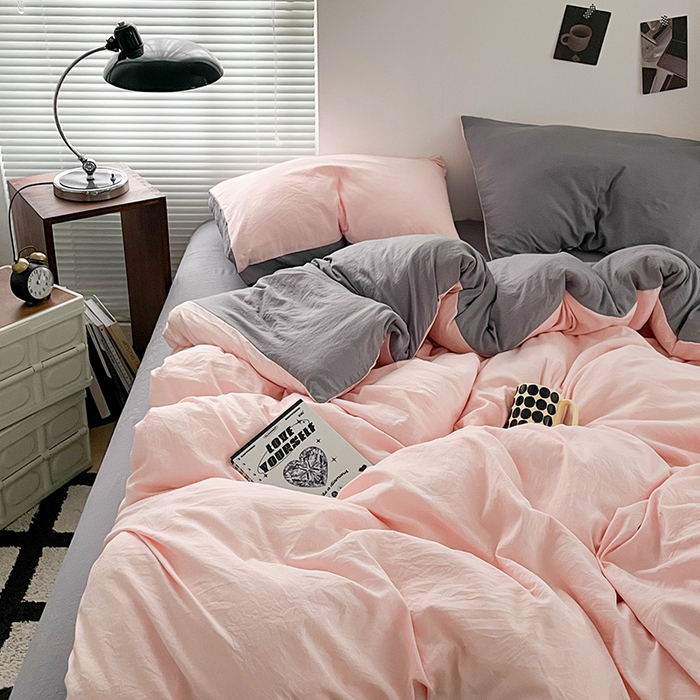 91家纺网 家纺一手货源 找家纺 优尚佳生活馆 2025新款ins风超柔褶皱亲肤磨毛水洗棉四件套双拼系列（风格二） 浅粉灰