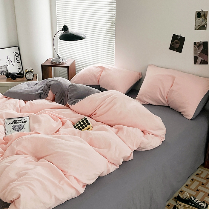 91家纺网 家纺一手货源 找家纺 优尚佳生活馆 2025新款ins风超柔褶皱亲肤磨毛水洗棉四件套双拼系列（风格二） 浅粉灰