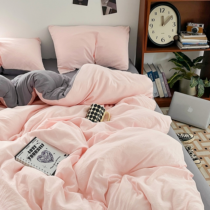 91家纺网 家纺一手货源 找家纺 优尚佳生活馆 2025新款ins风超柔褶皱亲肤磨毛水洗棉四件套双拼系列（风格二） 浅粉灰