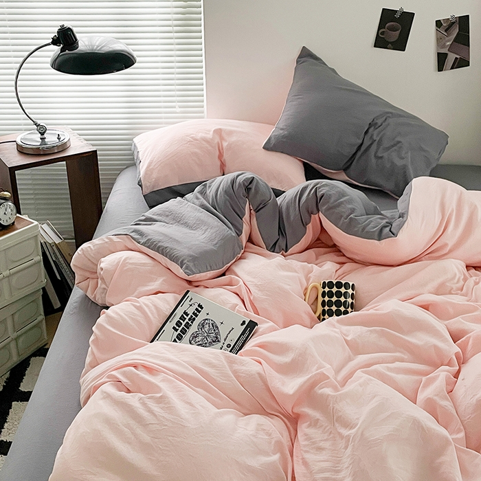 91家纺网 家纺一手货源 找家纺 优尚佳生活馆 2025新款ins风超柔褶皱亲肤磨毛水洗棉四件套双拼系列（风格二） 浅粉灰