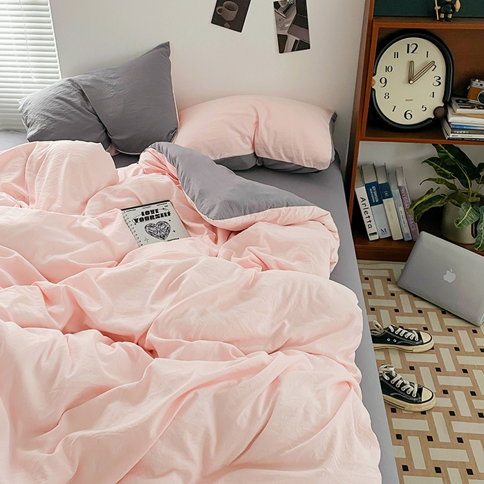 91家纺网 家纺一手货源 找家纺 优尚佳生活馆 2025新款ins风超柔褶皱亲肤磨毛水洗棉四件套双拼系列（风格二） 浅粉灰