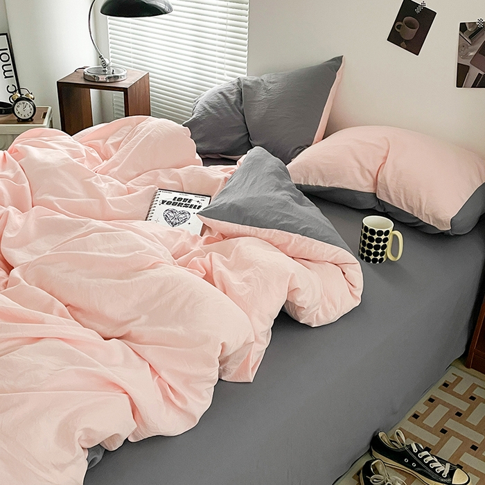 91家纺网 家纺一手货源 找家纺 优尚佳生活馆 2025新款ins风超柔褶皱亲肤磨毛水洗棉四件套双拼系列（风格二） 浅粉灰