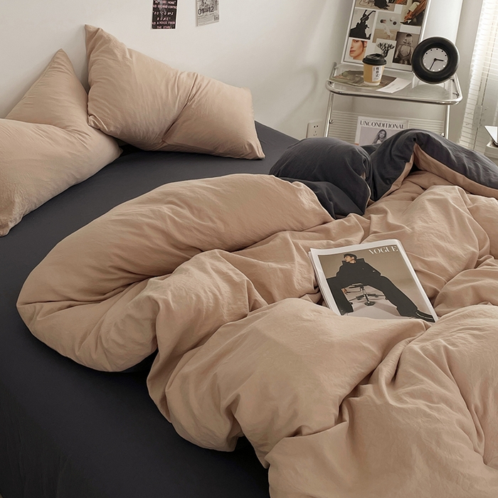 91家纺网 家纺一手货源 找家纺 优尚佳生活馆 2025新款ins风超柔褶皱亲肤磨毛水洗棉四件套双拼系列（风格一） 卡其深灰