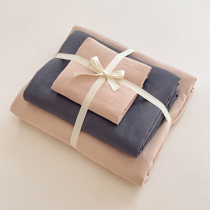 91家纺网 家纺一手货源 找家纺 优尚佳生活馆 2025新款ins风超柔褶皱亲肤磨毛水洗棉四件套双拼系列（风格一） 卡其深灰