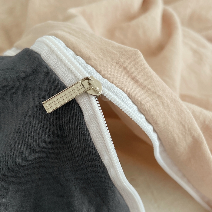 91家纺网 家纺一手货源 找家纺 优尚佳生活馆 2025新款ins风超柔褶皱亲肤磨毛水洗棉四件套双拼系列（风格一） 卡其深灰