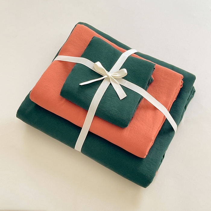 91家纺网 家纺一手货源 找家纺 优尚佳生活馆 2025新款ins风超柔褶皱亲肤磨毛水洗棉四件套双拼系列（风格一） 宝绿橙