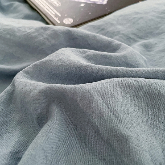 91家纺网 家纺一手货源 找家纺 优尚佳生活馆 2025新款ins风超柔褶皱亲肤磨毛水洗棉四件套双拼系列（风格二） 天蓝灰