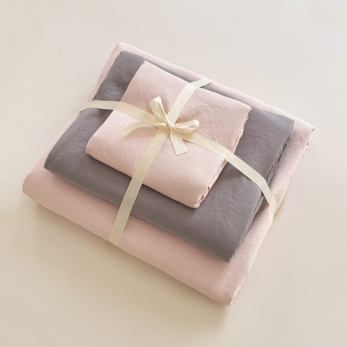 91家纺网 家纺一手货源 找家纺 优尚佳生活馆 2025新款ins风超柔褶皱亲肤磨毛水洗棉四件套双拼系列（风格一） 浅粉灰