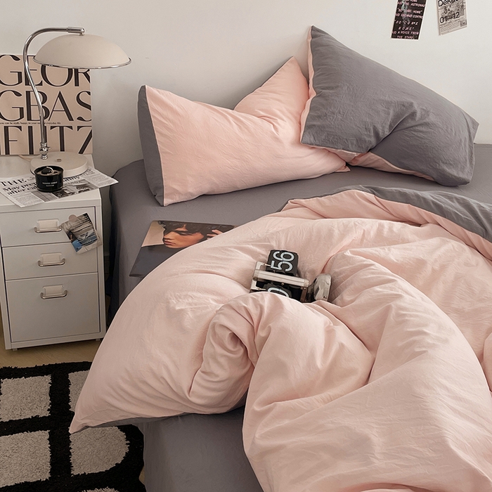 91家纺网 家纺一手货源 找家纺 优尚佳生活馆 2025新款ins风超柔褶皱亲肤磨毛水洗棉四件套双拼系列（风格一） 浅粉灰