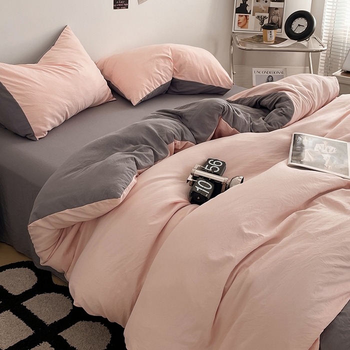 91家纺网 家纺一手货源 找家纺 优尚佳生活馆 2025新款ins风超柔褶皱亲肤磨毛水洗棉四件套双拼系列（风格一） 浅粉灰