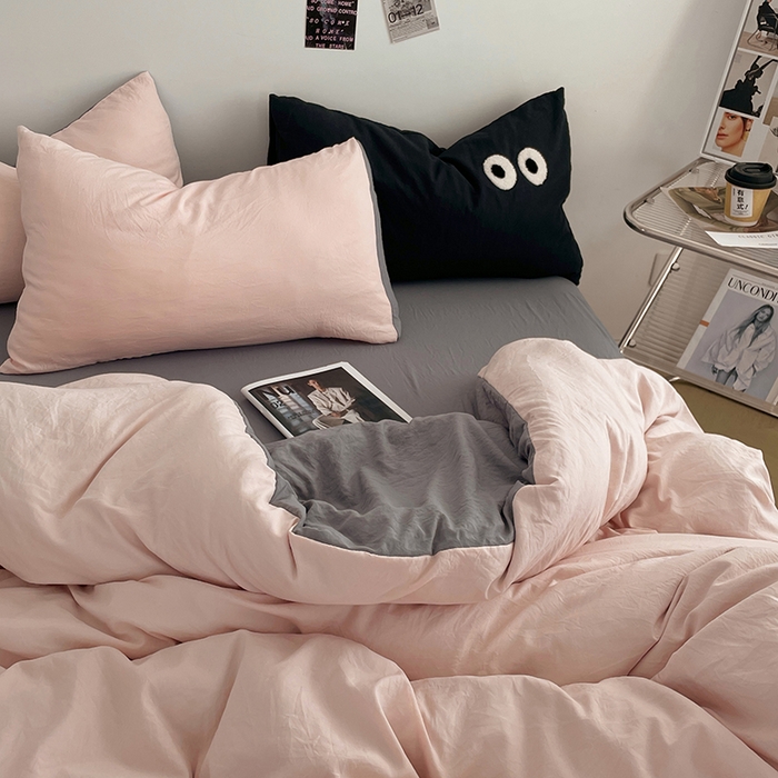 91家纺网 家纺一手货源 找家纺 优尚佳生活馆 2025新款ins风超柔褶皱亲肤磨毛水洗棉四件套双拼系列（风格一） 浅粉灰