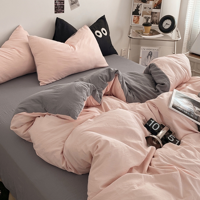 91家纺网 家纺一手货源 找家纺 优尚佳生活馆 2025新款ins风超柔褶皱亲肤磨毛水洗棉四件套双拼系列（风格一） 浅粉灰