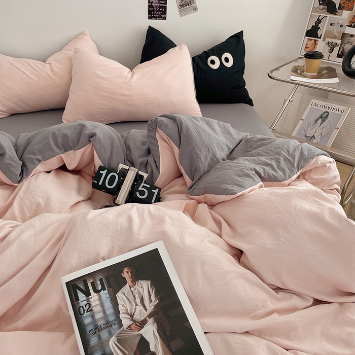 91家纺网 家纺一手货源 找家纺 优尚佳生活馆 2025新款ins风超柔褶皱亲肤磨毛水洗棉四件套双拼系列（风格一） 浅粉灰