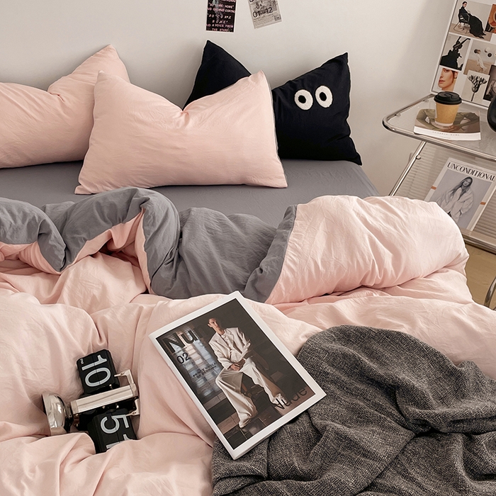 91家纺网 家纺一手货源 找家纺 优尚佳生活馆 2025新款ins风超柔褶皱亲肤磨毛水洗棉四件套双拼系列（风格一） 浅粉灰