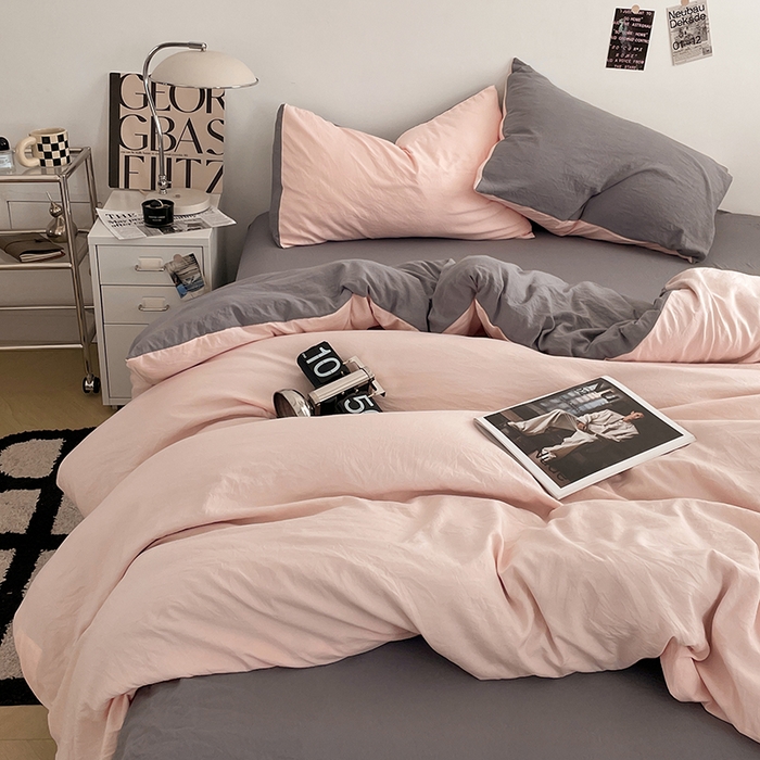 91家纺网 家纺一手货源 找家纺 优尚佳生活馆 2025新款ins风超柔褶皱亲肤磨毛水洗棉四件套双拼系列（风格一） 浅粉灰