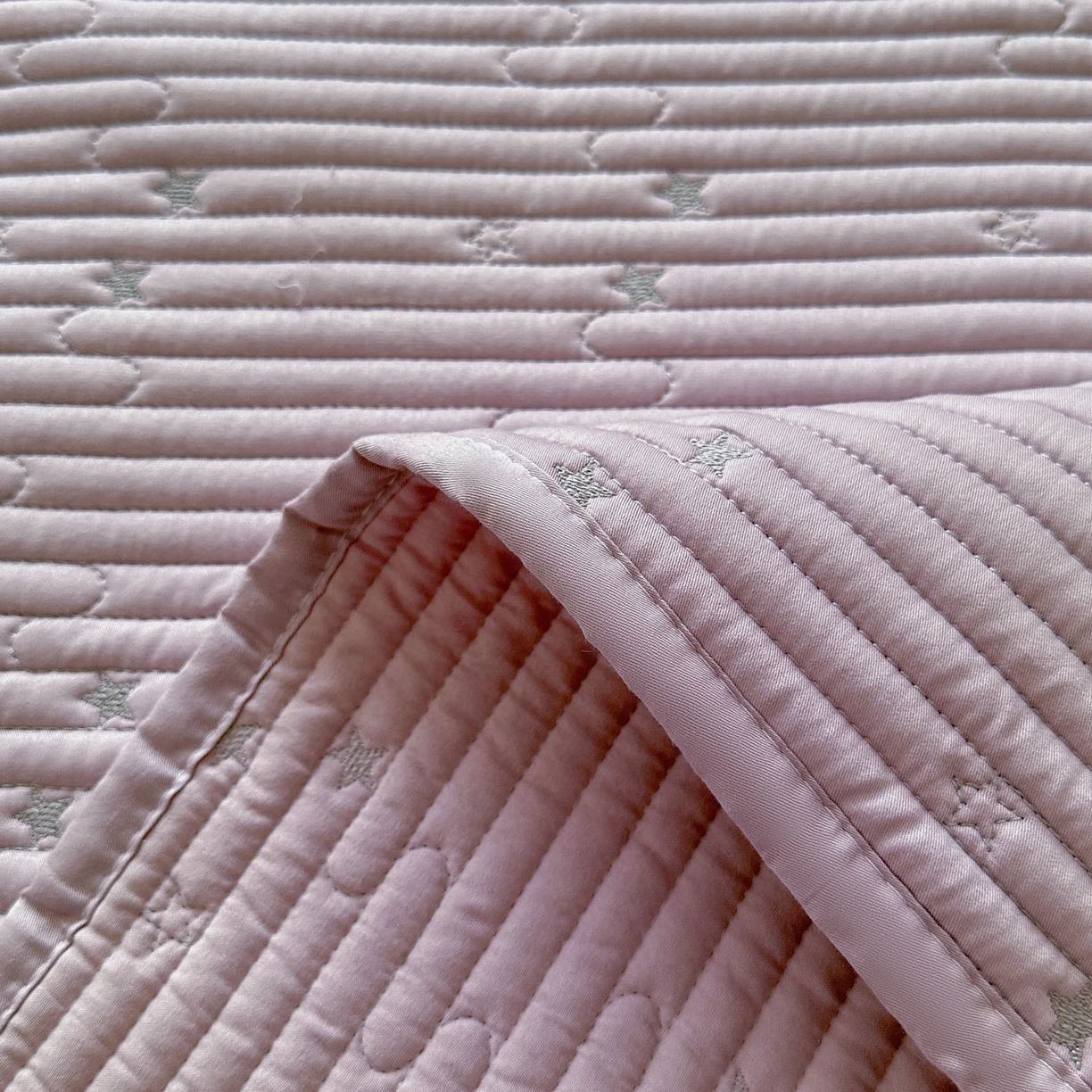 91家纺网 家纺一手货源 找家纺 （总）恒尚居 2025新款莫代尔天丝夏季床盖绗缝星星刺绣夹棉床单三件套