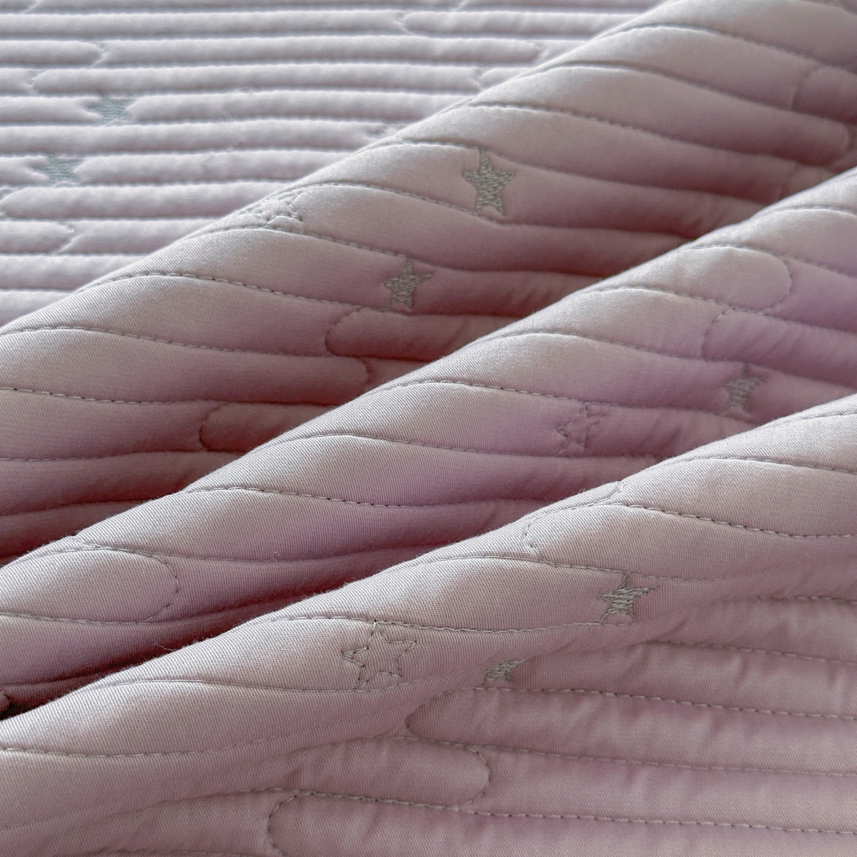 91家纺网 家纺一手货源 找家纺 （总）恒尚居 2025新款莫代尔天丝夏季床盖绗缝星星刺绣夹棉床单三件套