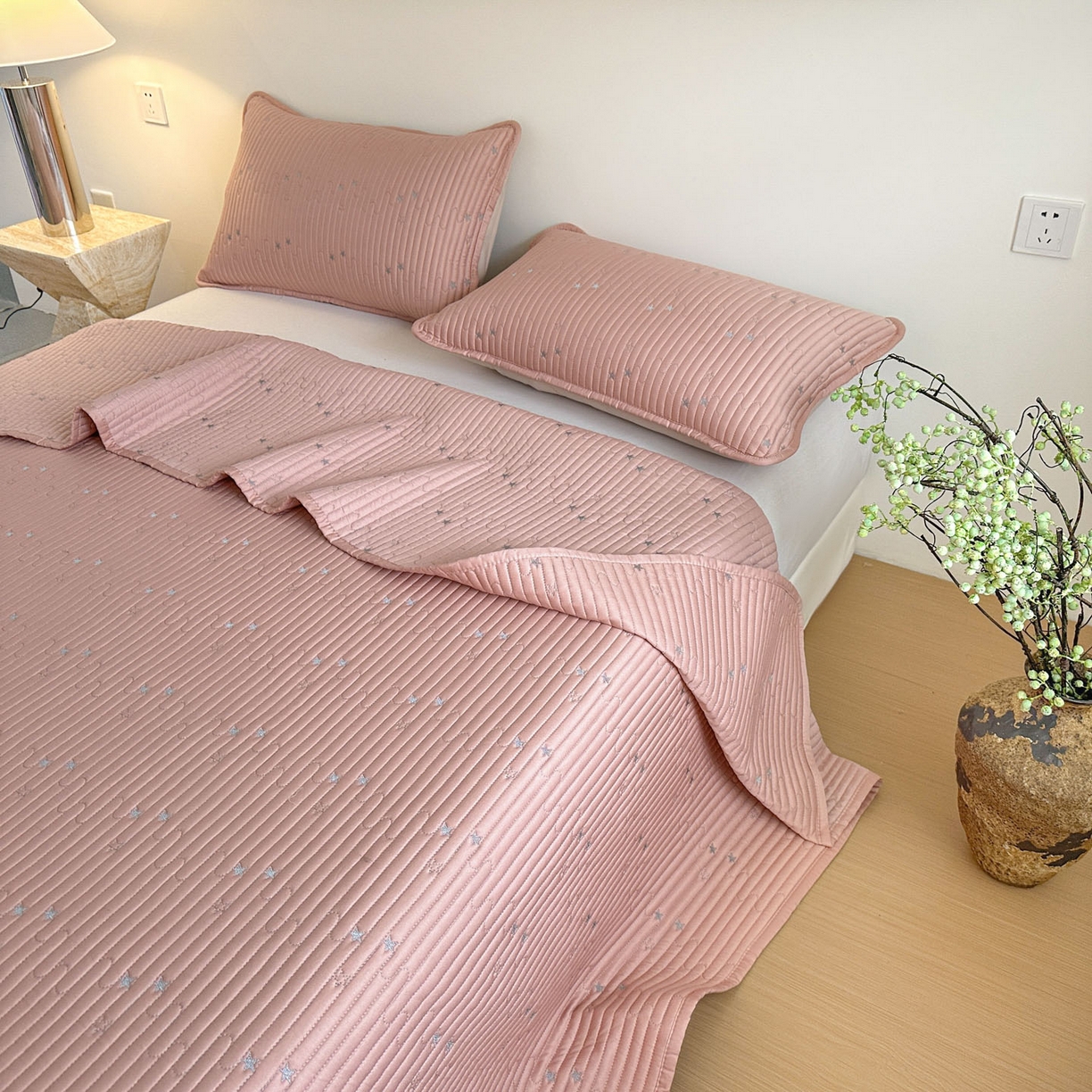 91家纺网 家纺一手货源 找家纺 （总）恒尚居 2025新款莫代尔天丝夏季床盖绗缝星星刺绣夹棉床单三件套