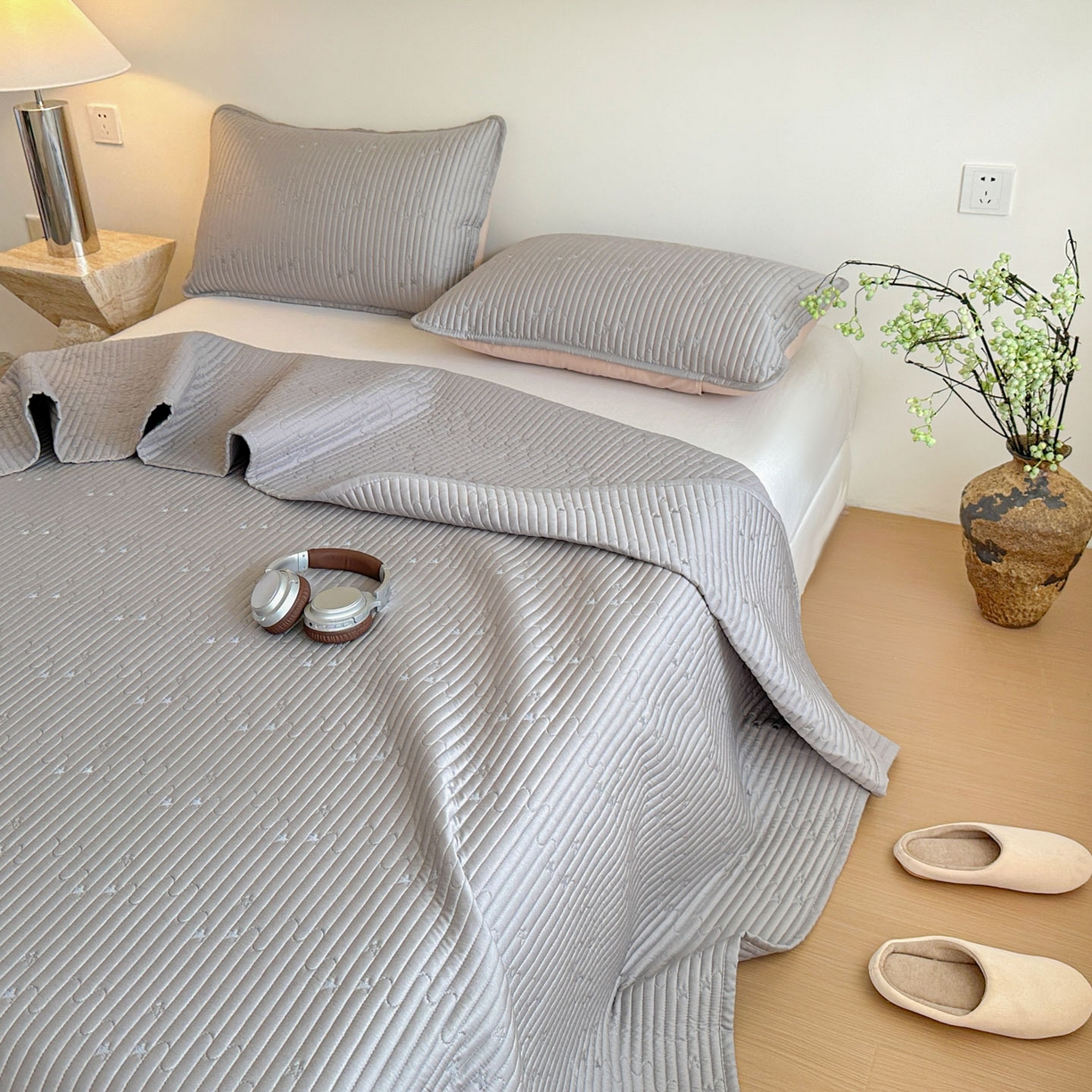 91家纺网 家纺一手货源 找家纺 （总）恒尚居 2025新款莫代尔天丝夏季床盖绗缝星星刺绣夹棉床单三件套