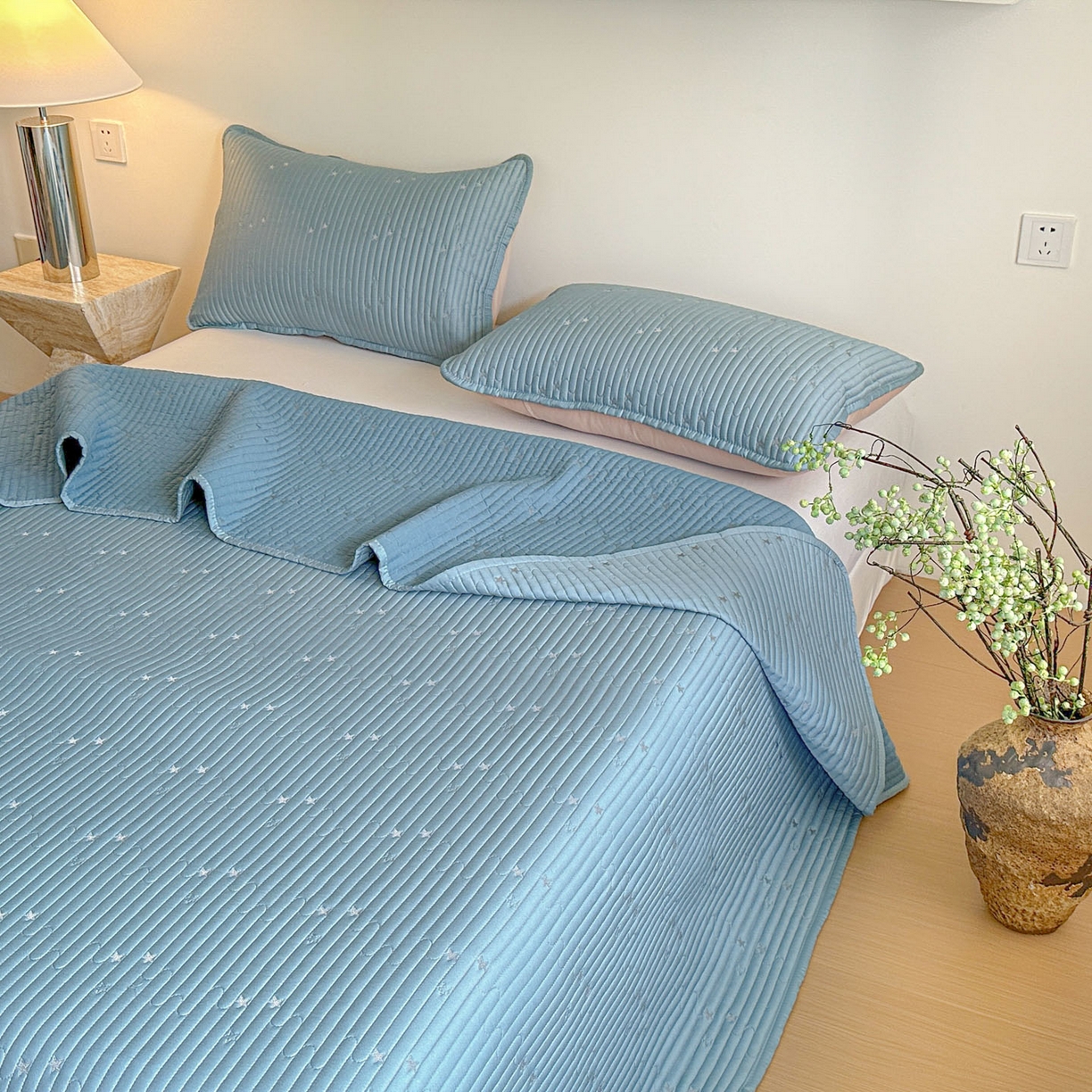 91家纺网 家纺一手货源 找家纺 （总）恒尚居 2025新款莫代尔天丝夏季床盖绗缝星星刺绣夹棉床单三件套