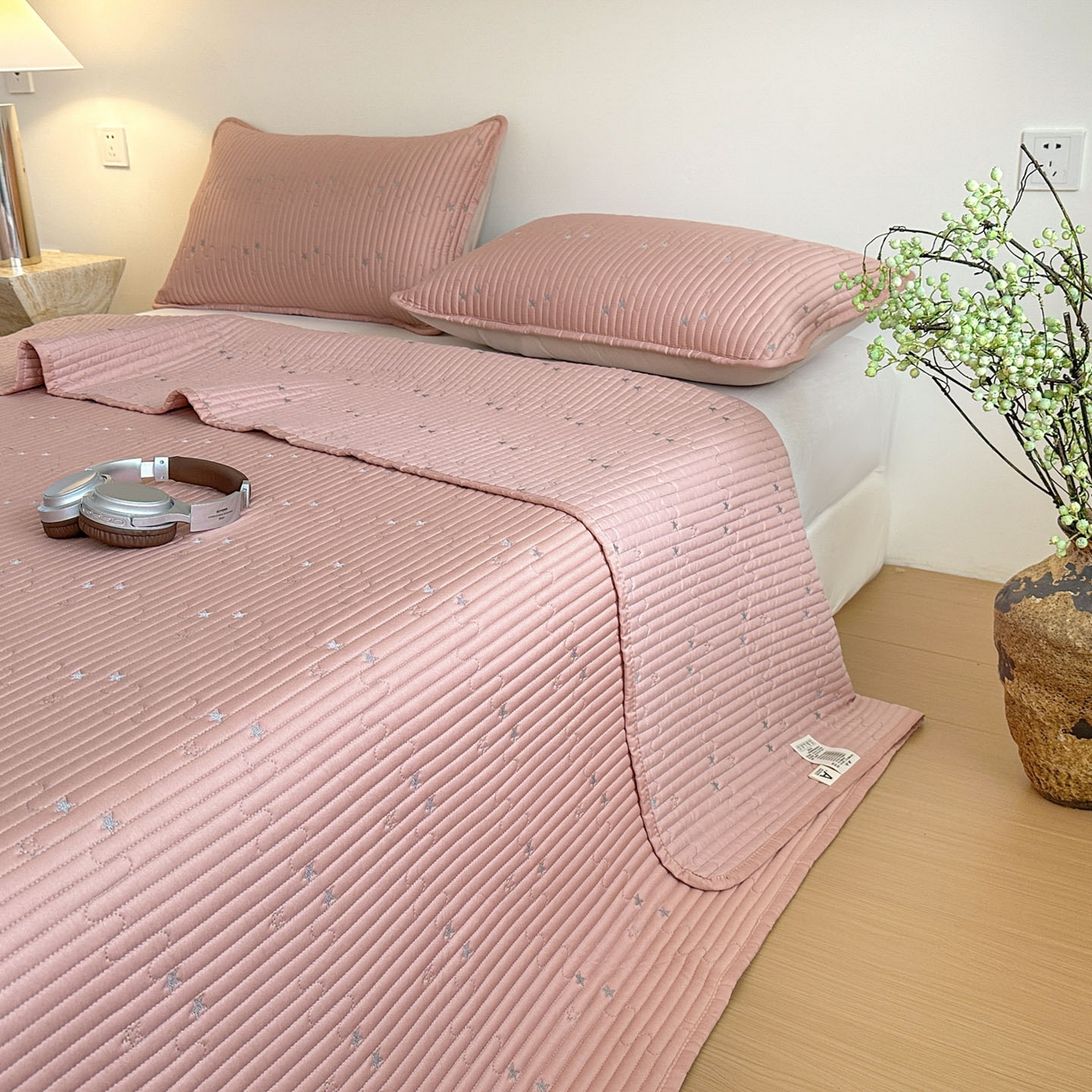 91家纺网 家纺一手货源 找家纺 恒尚居 2025新款莫代尔天丝夏季床盖绗缝星星刺绣夹棉床单三件套 星空-粉