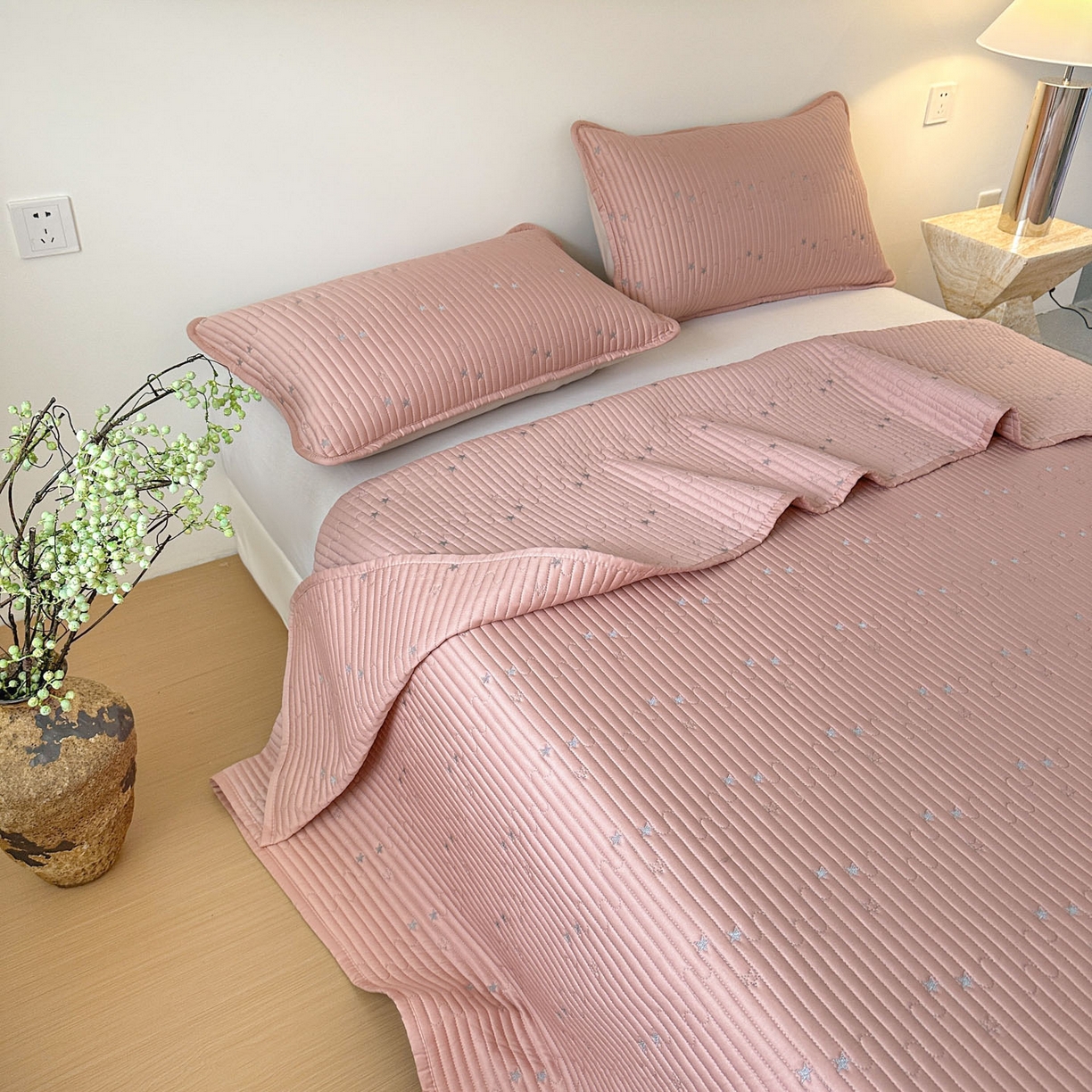 91家纺网 家纺一手货源 找家纺 恒尚居 2025新款莫代尔天丝夏季床盖绗缝星星刺绣夹棉床单三件套 星空-粉