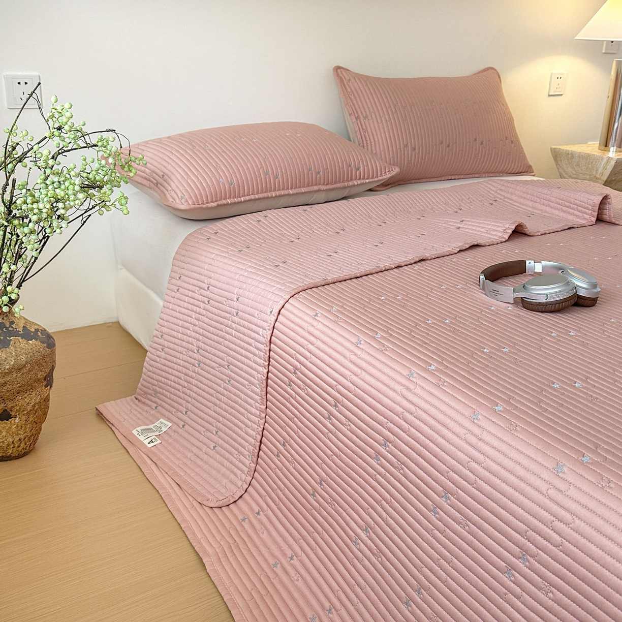 91家纺网 家纺一手货源 找家纺 恒尚居 2025新款莫代尔天丝夏季床盖绗缝星星刺绣夹棉床单三件套 星空-粉