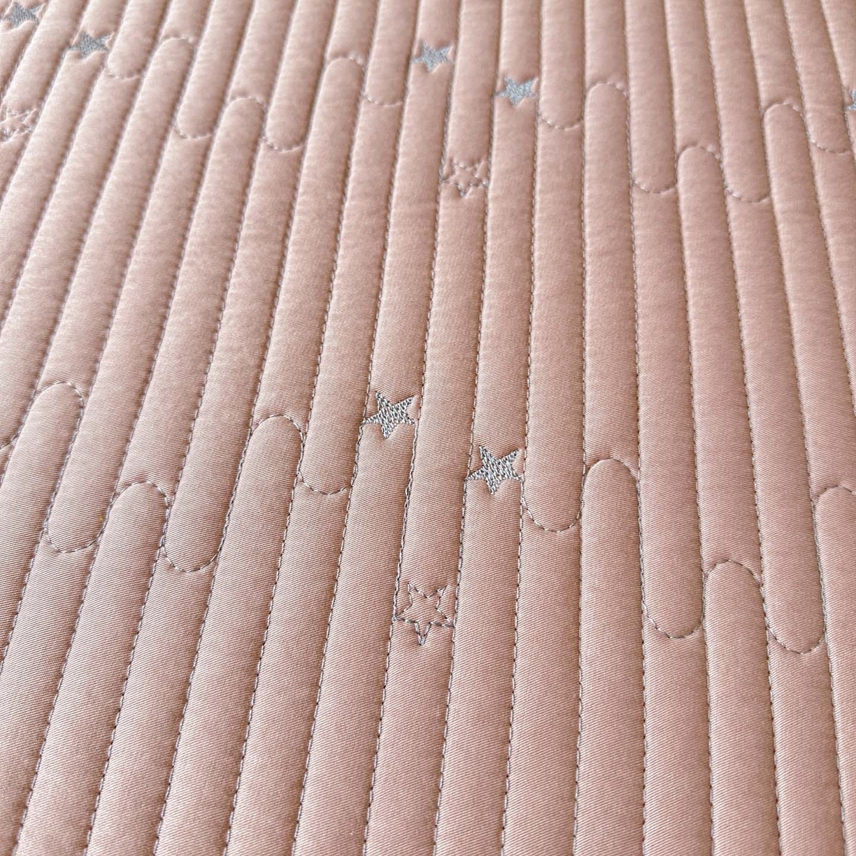 91家纺网 家纺一手货源 找家纺 恒尚居 2025新款莫代尔天丝夏季床盖绗缝星星刺绣夹棉床单三件套 星空-粉