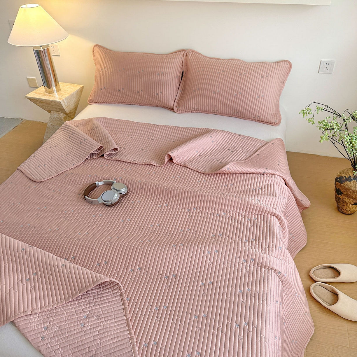 91家纺网 家纺一手货源 找家纺 恒尚居 2025新款莫代尔天丝夏季床盖绗缝星星刺绣夹棉床单三件套 星空-粉