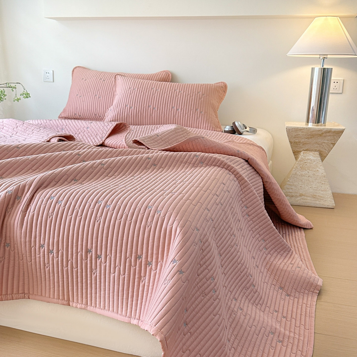 91家纺网 家纺一手货源 找家纺 恒尚居 2025新款莫代尔天丝夏季床盖绗缝星星刺绣夹棉床单三件套 星空-粉