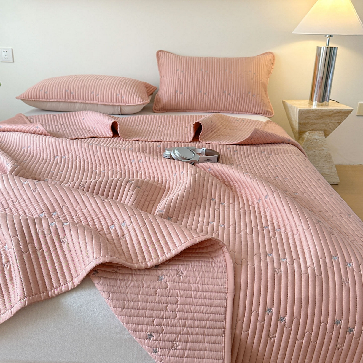 91家纺网 家纺一手货源 找家纺 恒尚居 2025新款莫代尔天丝夏季床盖绗缝星星刺绣夹棉床单三件套 星空-粉