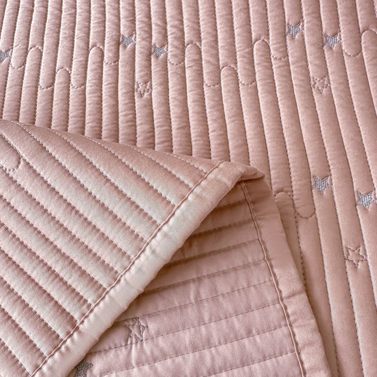 91家纺网 家纺一手货源 找家纺 恒尚居 2025新款莫代尔天丝夏季床盖绗缝星星刺绣夹棉床单三件套 星空-粉