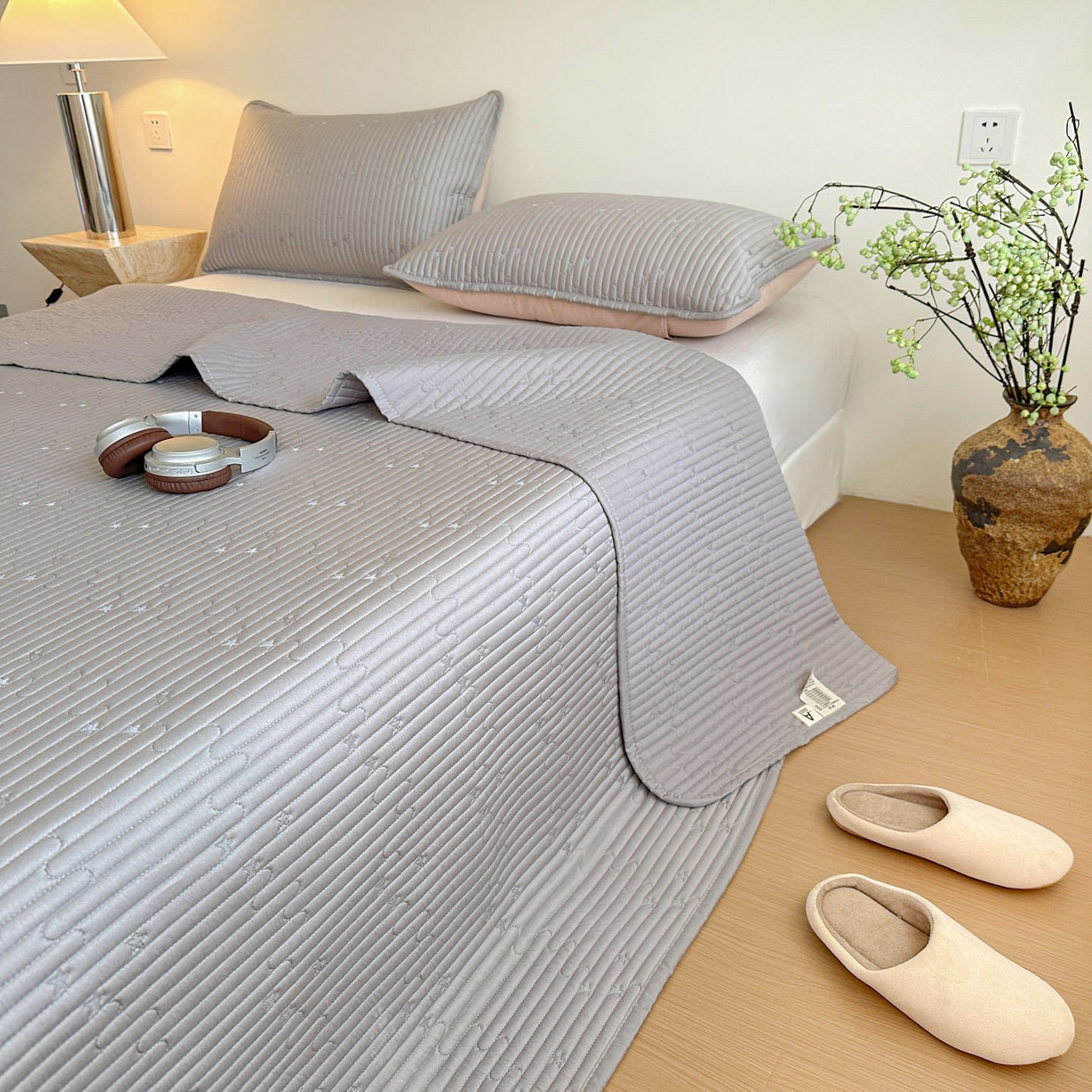 91家纺网 家纺一手货源 找家纺 恒尚居 2025新款莫代尔天丝夏季床盖绗缝星星刺绣夹棉床单三件套 星空-灰