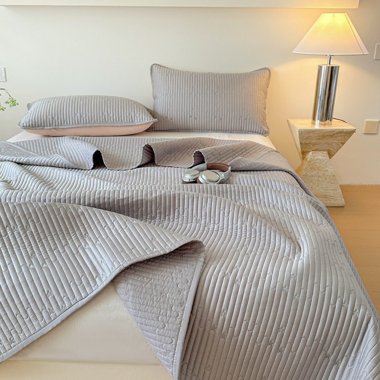 91家纺网 家纺一手货源 找家纺 恒尚居 2025新款莫代尔天丝夏季床盖绗缝星星刺绣夹棉床单三件套 星空-灰