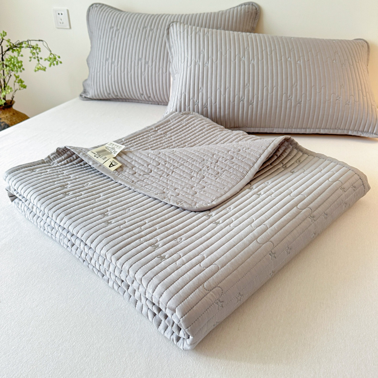 91家纺网 家纺一手货源 找家纺 恒尚居 2025新款莫代尔天丝夏季床盖绗缝星星刺绣夹棉床单三件套 星空-灰