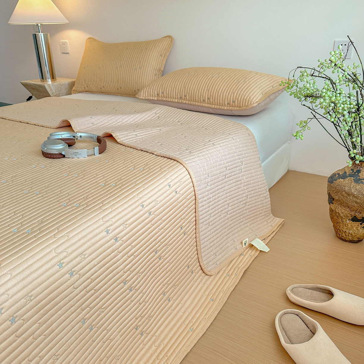 91家纺网 家纺一手货源 找家纺 恒尚居 2025新款莫代尔天丝夏季床盖绗缝星星刺绣夹棉床单三件套 星空-金