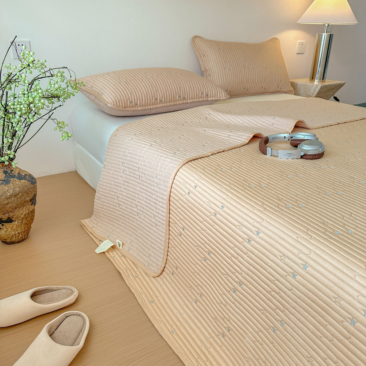 91家纺网 家纺一手货源 找家纺 恒尚居 2025新款莫代尔天丝夏季床盖绗缝星星刺绣夹棉床单三件套 星空-金