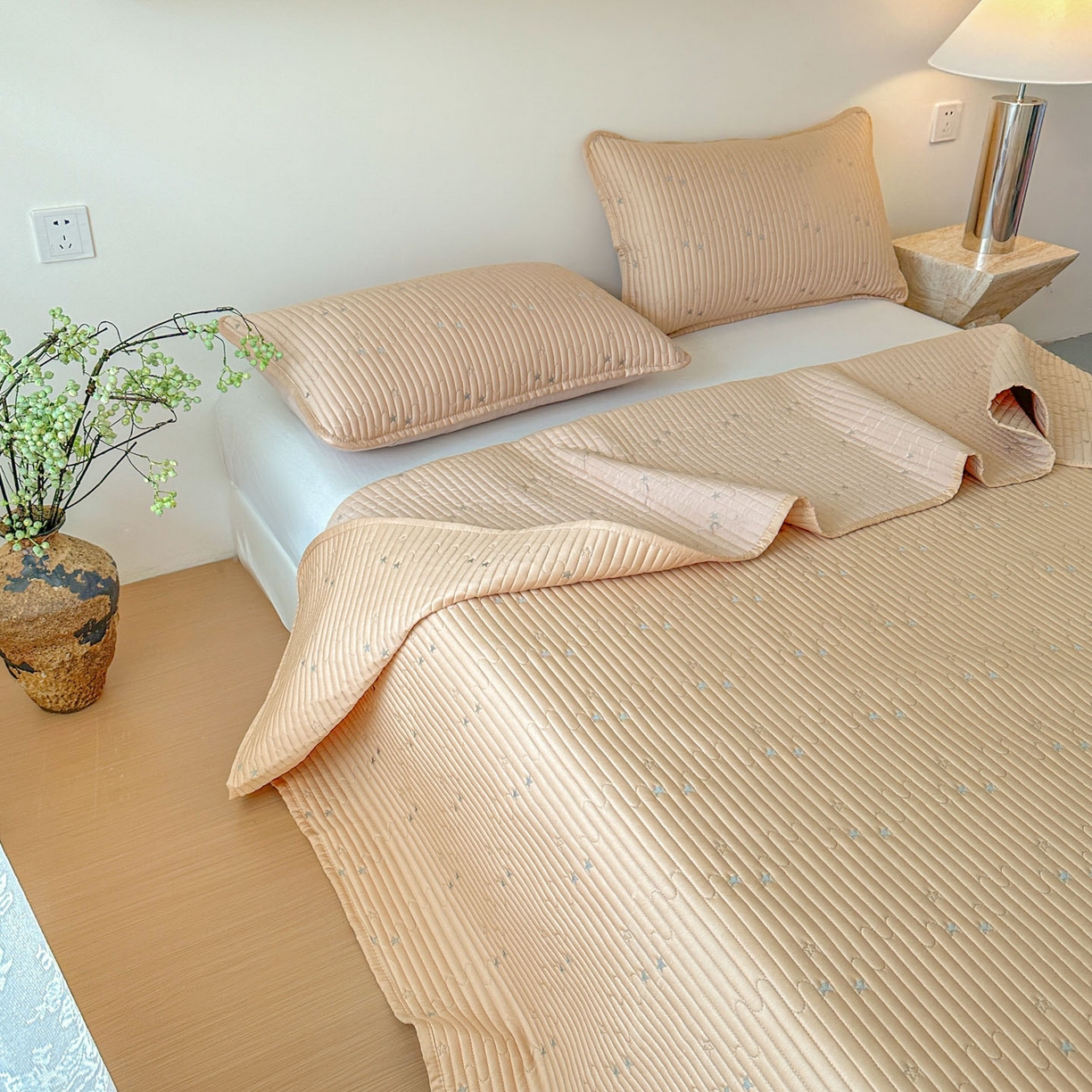 91家纺网 家纺一手货源 找家纺 恒尚居 2025新款莫代尔天丝夏季床盖绗缝星星刺绣夹棉床单三件套 星空-金