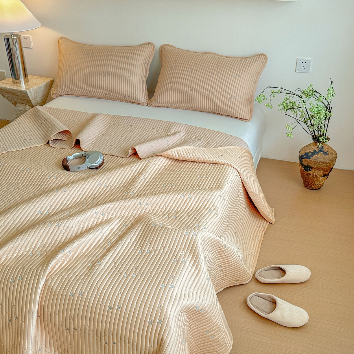 91家纺网 家纺一手货源 找家纺 恒尚居 2025新款莫代尔天丝夏季床盖绗缝星星刺绣夹棉床单三件套 星空-金