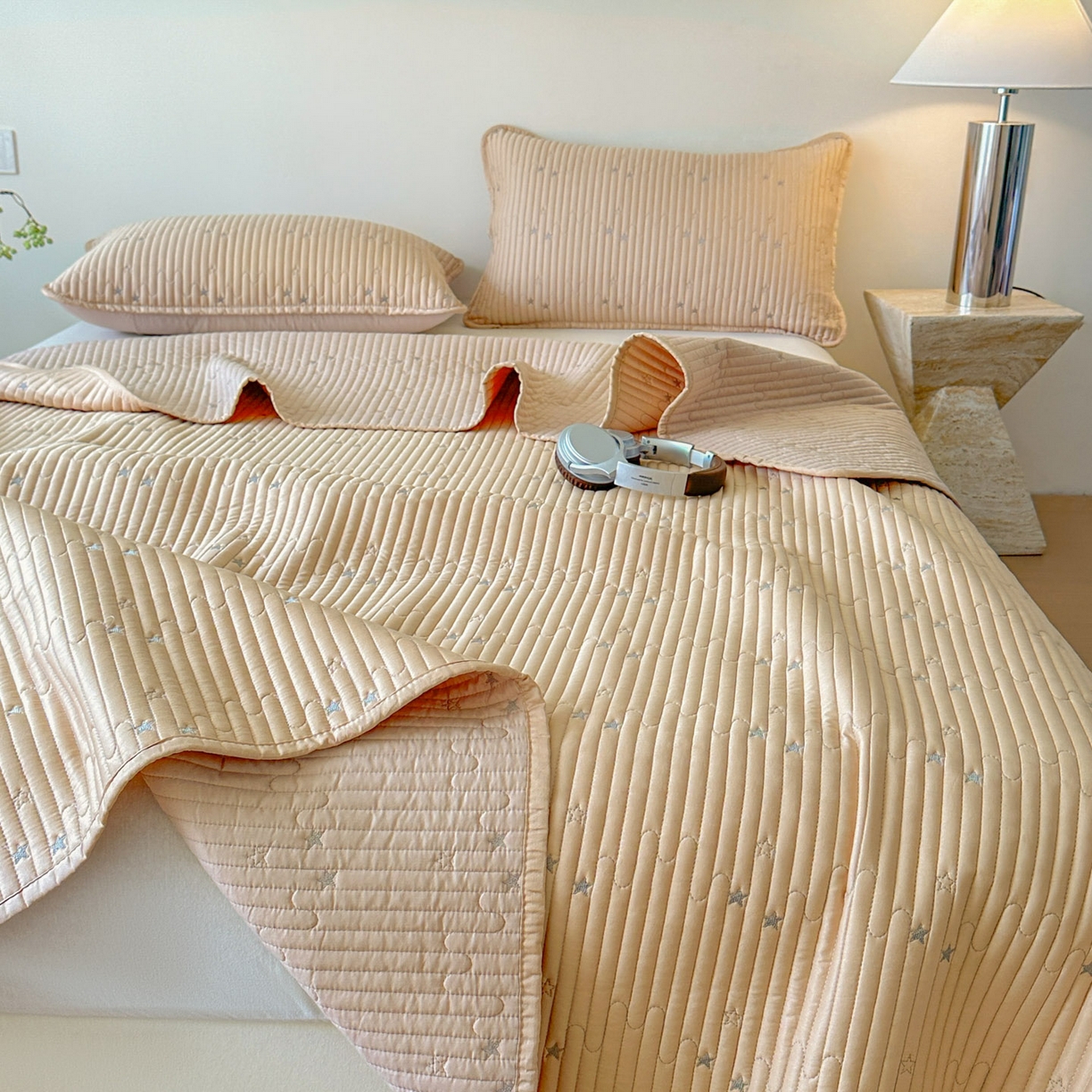 91家纺网 家纺一手货源 找家纺 恒尚居 2025新款莫代尔天丝夏季床盖绗缝星星刺绣夹棉床单三件套 星空-金