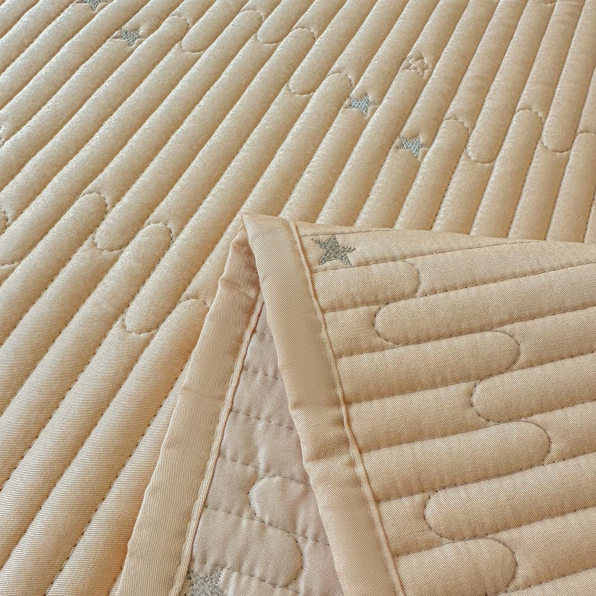 91家纺网 家纺一手货源 找家纺 恒尚居 2025新款莫代尔天丝夏季床盖绗缝星星刺绣夹棉床单三件套 星空-金