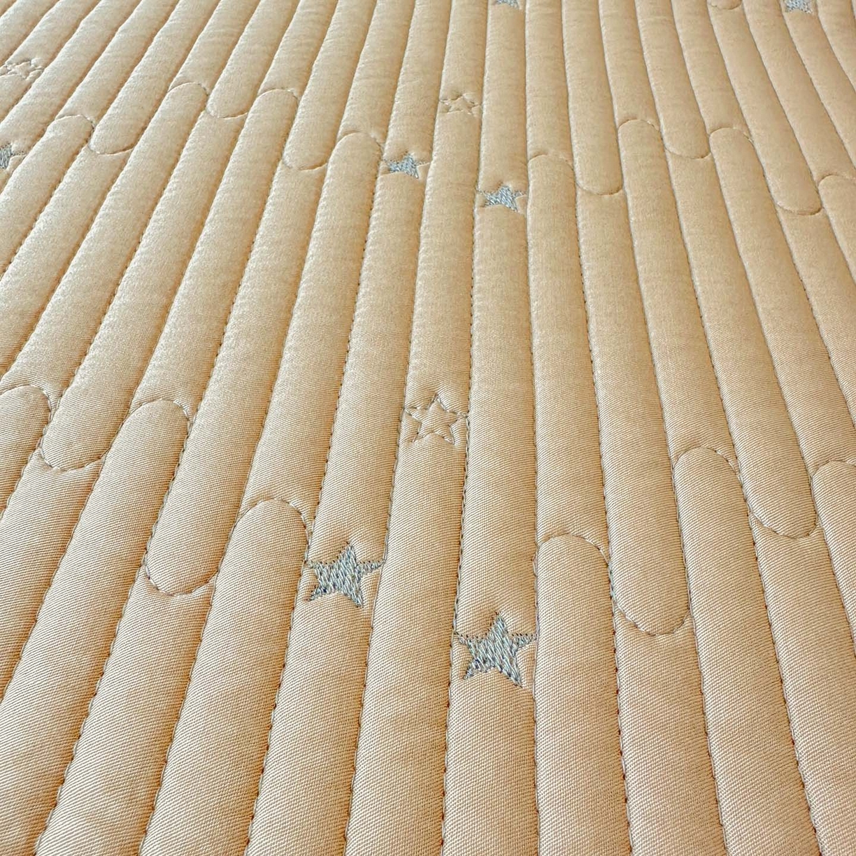 91家纺网 家纺一手货源 找家纺 恒尚居 2025新款莫代尔天丝夏季床盖绗缝星星刺绣夹棉床单三件套 星空-金